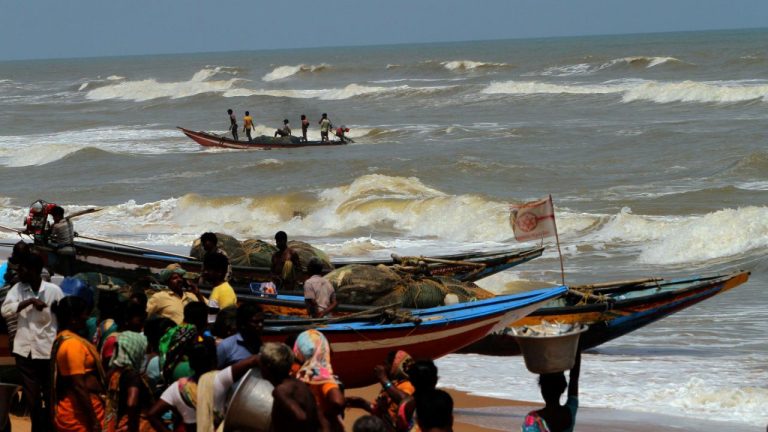 Sute de mii de persoane, evacuate din calea ciclonului Fani în nord-estul Indiei