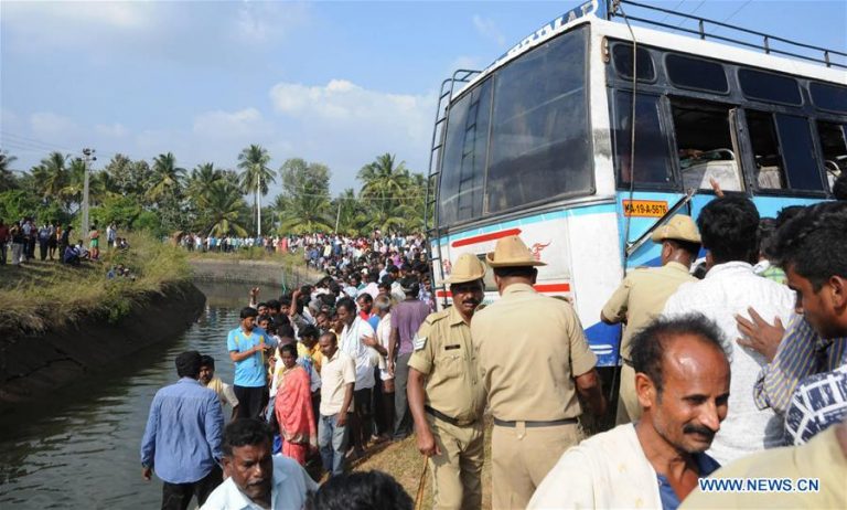 10 oameni au murit prin electrocutare şi alţi 14 au fost răniţi într-un microbuz din India