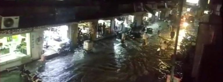 India : Cel puţin 15 persoane au murit din cauza unei furtuni cu grindină şi ploi torenţiale în statul Uttar Pradesh