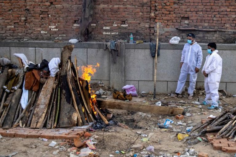 Imagini de groază în India: Ceremoniile funerare s-au extins până la parcarea unui crematoriu din New Delhi