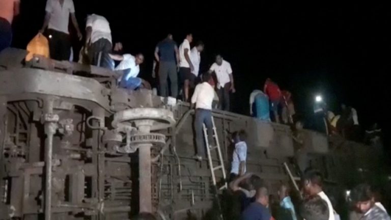 Bilanţul deceselor în accidentul feroviar din India a crescut la 261 de morţi