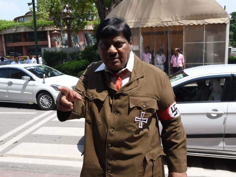 India: Un politician a apărut în parlament costumat în Hitler