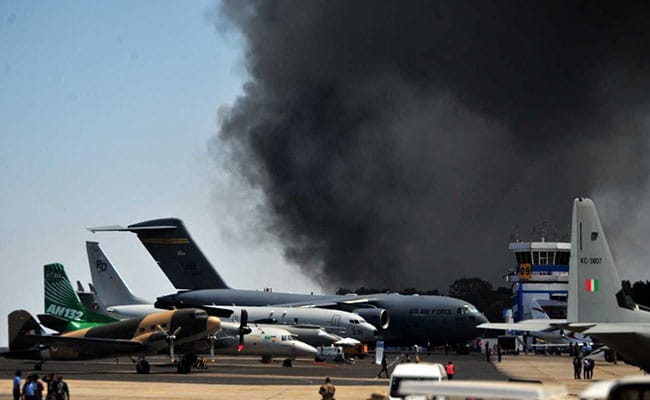 Sute de maşini au fost distruse de un incendiu produs la un show aviatic în India