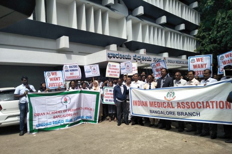 Mii de doctori indieni, în grevă pentru a cere creşterea siguranţei după un atac asupra unor medici rezidenţi
