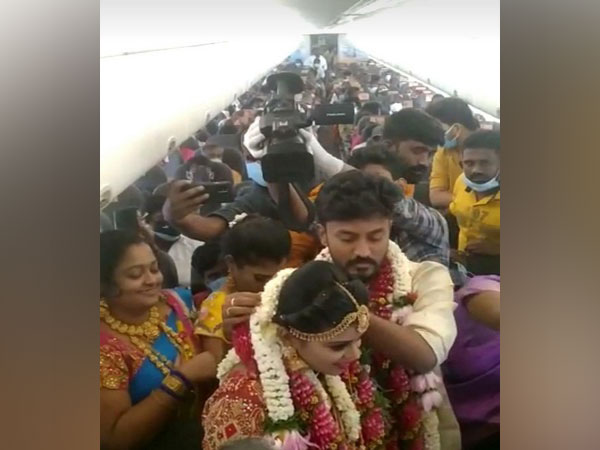 O nuntă într-un avion plin de invitaţi fără măşti declanşează o anchetă în India