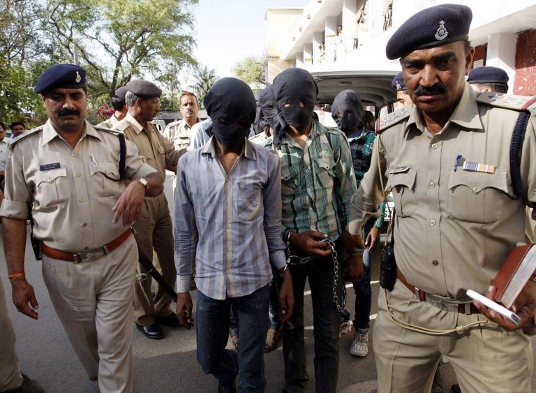 18 indieni au fost arestaţi pentru violarea unei eleve de 11 ani