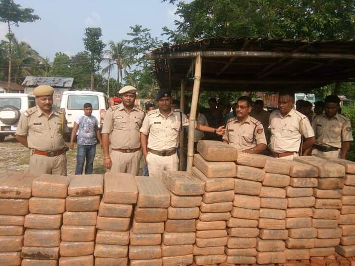 ‘Cine a pierdut aseară 590 de kg de cannabis?’ – Întrebarea plină de sarcasm a poliției indiene pe rețelele de socializare (FOTO)