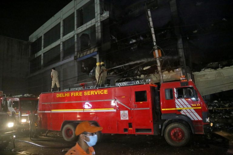 Incendiu într-o clădire cu mai multe etaje din New Delhi; 27 de morţi (VIDEO)