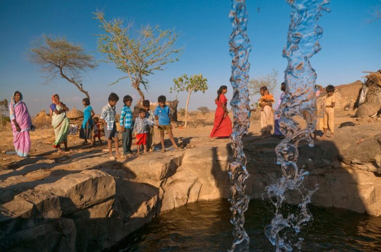 Cea mai acută criză a apei din istoria Indiei: Femeile parcurg kilometri întregi pentru a procura apă