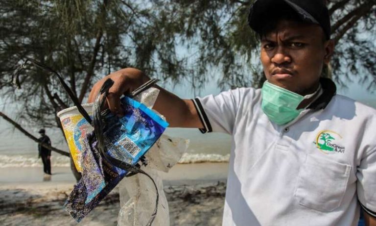 Zeci de mii de persoane au adunat sute de tone de deşeuri de pe plajele indoneziene