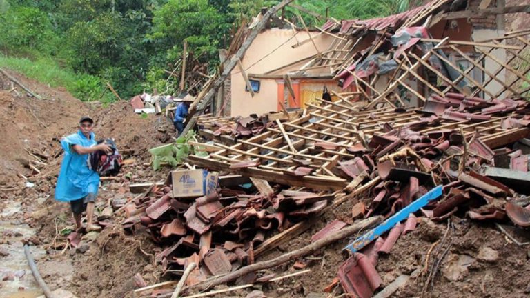 Indonezia: Zeci de morţi în urma inundaţiilor şi alunecărilor de teren