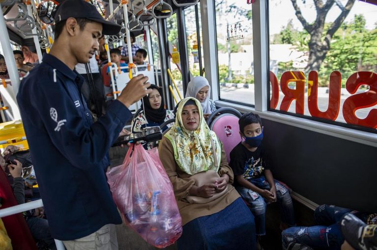 În orașul indonezian Surabaya, un bilet de autobuz costă 3 sticle sau 4 pahare de plastic