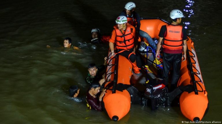 11 copii s-au înecat într-un râu din Indonezia în timpul unei excursii școlare