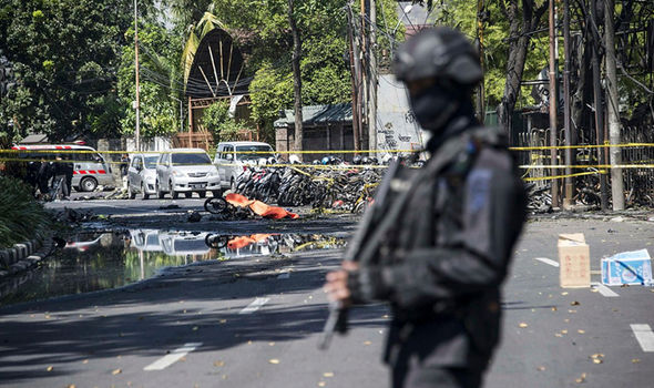 Indonezia: Opt persoane au fost ucise şi alte 38 rănite în atentate cu bombă împotriva unor biserici din Surabaya