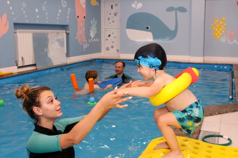 Beneficiile înotului pentru dezvoltarea fizică și cognitivă a bebelușilor