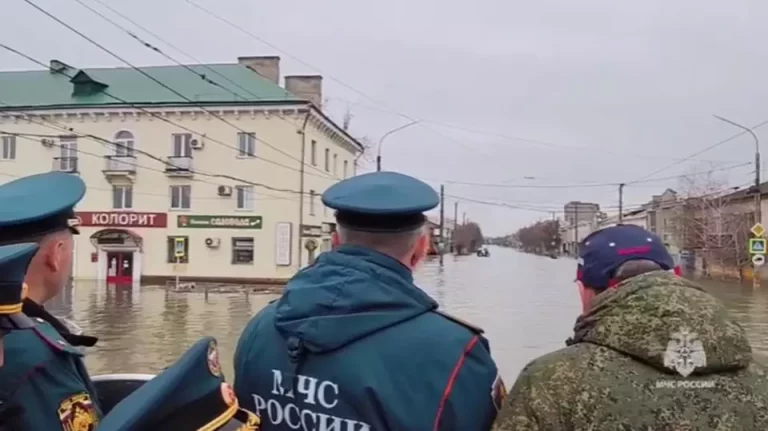 VIDEO/ Inundații în Rusia. Situație critică la Orsk, unde patru persoane au murit și câteva mii au fost evacuate, după ruperea unui baraj