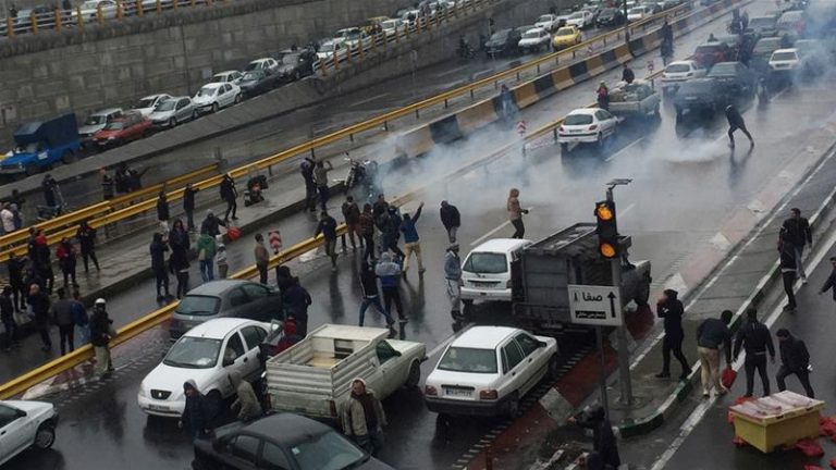 Zeci de arestări în urma manifestaţiilor din Iran împotriva preţului la benzină