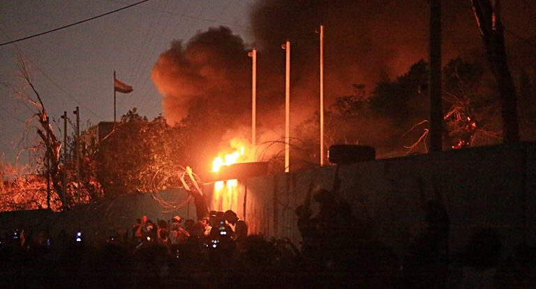 Irak: Consulatul iranian de la Basra, luat cu asalt și incendiat de sute de manifestanţi