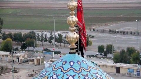 Iran, gata de RĂZBOI : a arborat steagul roşu deasupra unei moschei