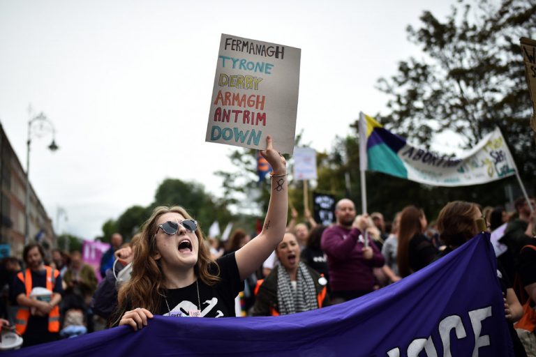 Irlanda de Nord legalizează avortul şi căsătoriile între persoane de acelaşi sex
