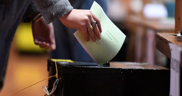 Irlandezii au decis prin referendum să păstreze în Constituție sintagma ‘locul femeii este în casă’