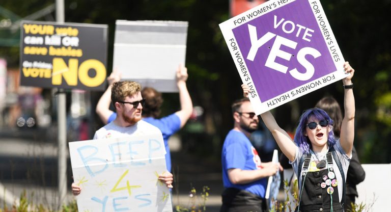 Irlanda a votat pentru a legaliza avortul cu o majoritate clară de 66%