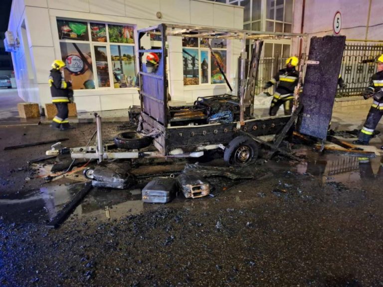 Două remorci încărcate cu bunuri au ars în Chișinău