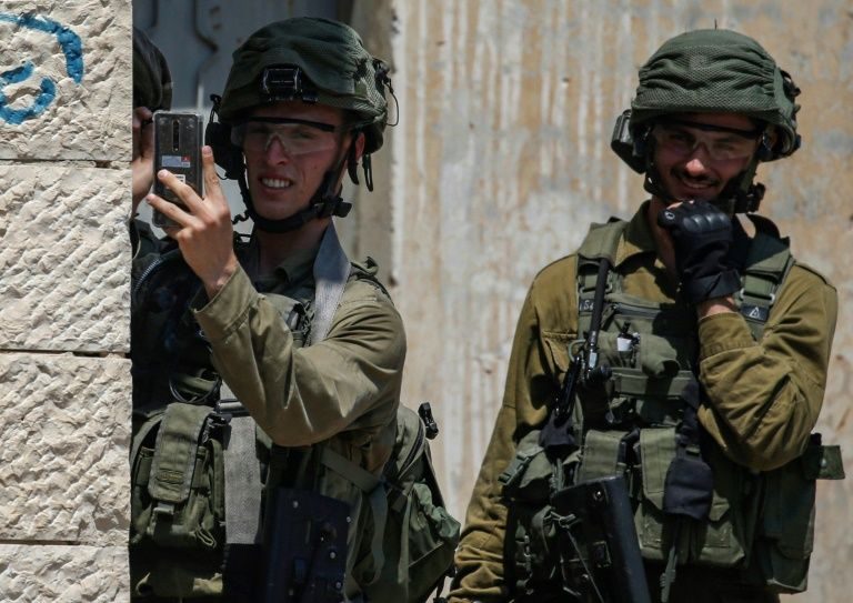 Armata israeliană a împușcat mortal un palestinian și i-au rănit soția