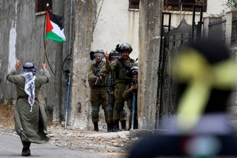 Forțele israeliene pătrund în Fâșia Gaza dinspre nord și sud