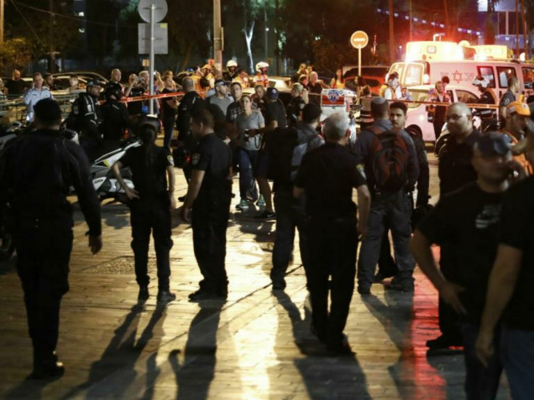 Un mort şi patru răniţi  într-un atentat în centrul oraşului Tel Aviv