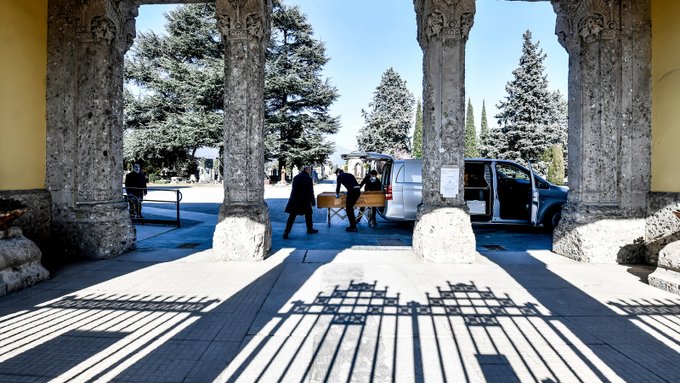 Serviciile de pompe funebre din oraşul italian Bergamo fac faţă cu greu deceselor