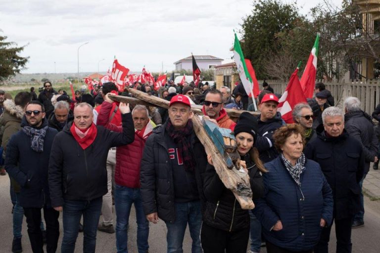 Mii de persoane au manifestat în Italia după accidentul în care şi-au pierdut viaţa 76 de migranţi