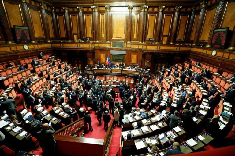 Senatul italian şi-a suspendat toată activitatea parlamentară după ce doi membri au fost testaţi pozitiv pentru COVID-19