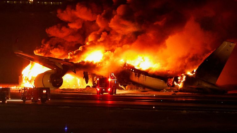 Tokyo: 14 persoane din zborul Japan Airlines au suferit răni ușoare