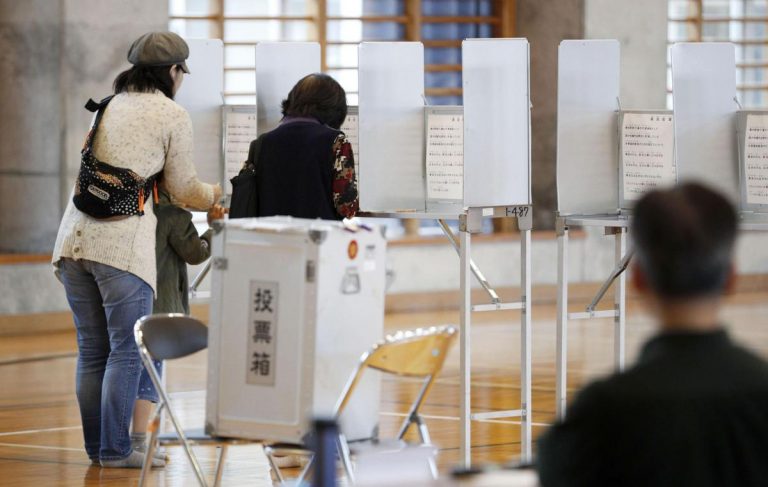 Referendum în regiunea japoneză Okinawa privind reamplasarea unei baze militare americane