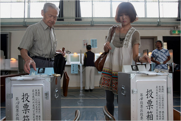 Coaliţia aflată la putere în Japonia îşi pastrează majoritatea în urma alegerilor legislative, dar pierde zeci de locuri (exit-poll)