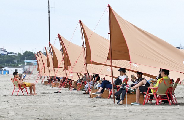 Japonia şi-a închis plajele pentru înotători, dar le-a deschis pentru cititori