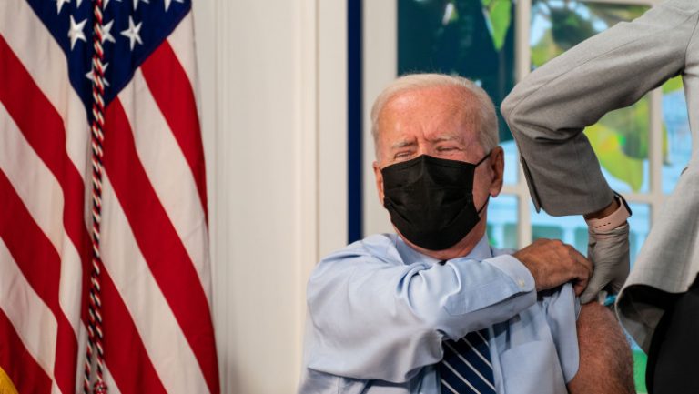 Administraţia Biden le cere americanilor să se vaccineze cu un nou booster anti-COVID-19