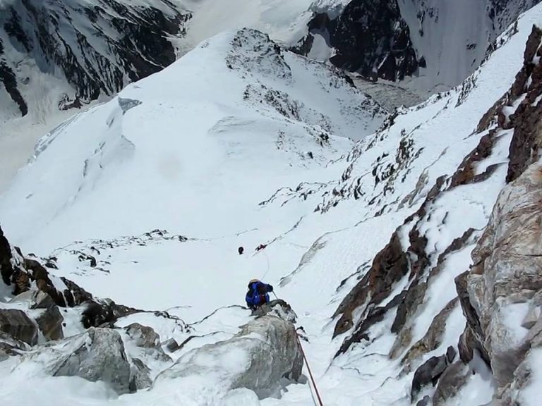 Operaţiune de căutare a trei alpinişti daţi dispăruţi în timpul ascensiunii pe K2