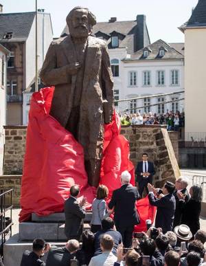 Germania : O statuie controversată a filosofului Karl Marx, a fost dezvelită în orașul Trier, la 200 de ani de la naşterea sa