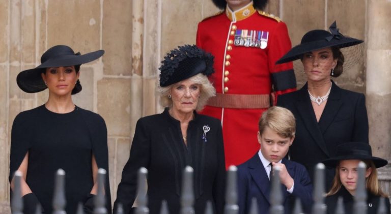 Kate şi Meghan au ales bijuterii simbolice pentru ţinutele lor de doliu purtate la funeraliile Reginei Elisabeta a II-a