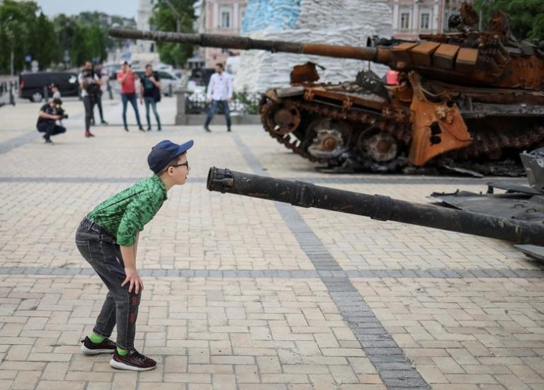 Copiii s-au jucat pe vehiculele militare rusești distruse, expuse la Kiev înainte de Ziua Independenței a Ucrainei