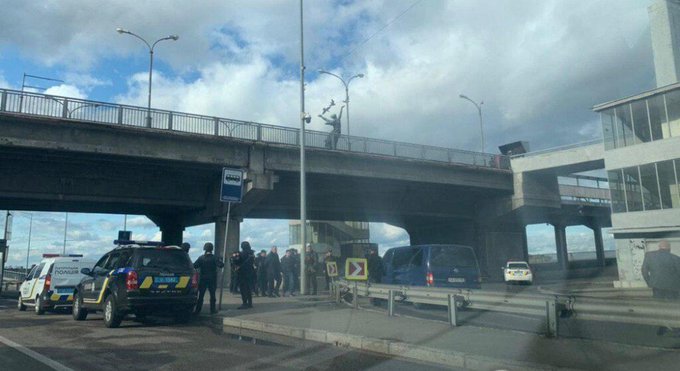 Teroare în Ucraina : Un bărbat înarmat ameninţă că va arunca în aer un pod la Kiev