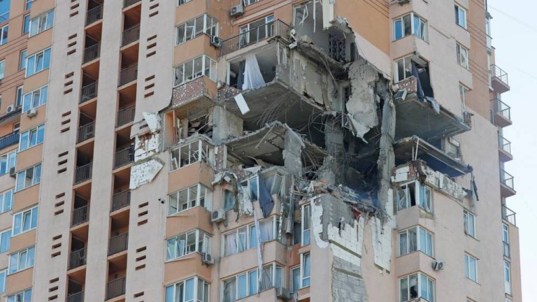 O rachetă rusească a lovit o clădire rezidențială din centrul Kievului