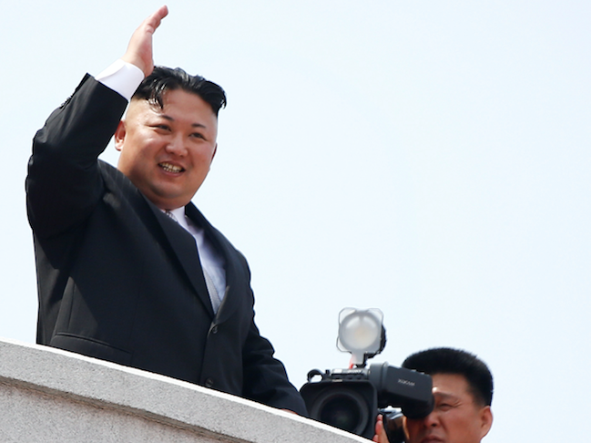 La un pahar de soju, Kim Jong-Un a glumit pe seama imaginii sale din presa internaţională