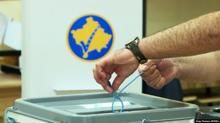 Opoziţia câştigă scrutinul legislativ din Kosovo (sondaje la ieşirea de la urne)