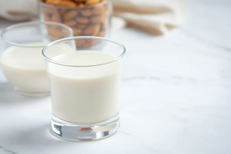 Este laptele de migdale mai sănătos decât cel de vacă? Ce spun dieteticienii