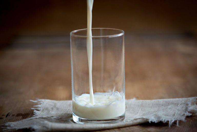 De ce este recomandat să bei un pahar de lapte cald seara înainte de culcare