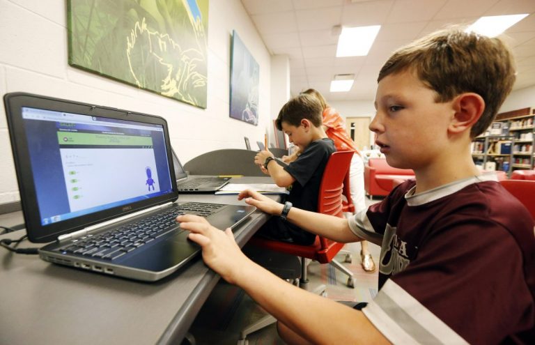 Peste 5000 de laptopuri, transmite școlilor din R. Moldova
