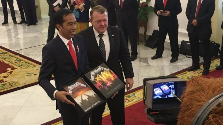 Prim-ministrul danez ,Lars Rasmussen, i-a dăruit preşedintelui indonezian, Joko Widodo, un boxset Metallica